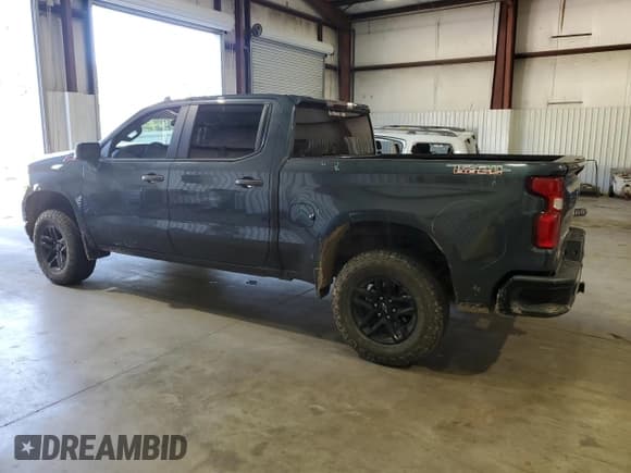 ✅ 2020 Chevrolet Silverado 1500 Custom Trail Boss • VIN: 3GCPYCEF3LG155860 • Lot: 73179824. Wystawiony na Copart z przebiegiem 70 727 mil. Bezpłatny archiwum sprzedaży aukcyjnych z USA i szczegółowy raport historii pojazdu na DreamBid. Zdjęcie 2.