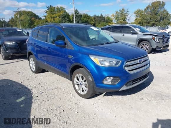 2018 Ford Escape SE z VIN 1FMCU9GD9JUA71170, wystawiony jako IAAI lot #43591236 z przebiegiem 102 483 mil mil oraz . Historia ofert i sprzedaży dostępna na DreamBid. Obrazek 1.