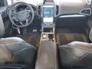 ✅ 2022 Ford Edge ST • VIN: 2FMPK4AP9NBA79925 • Lot: 80586105. Wystawiony na Copart z przebiegiem 16 851 mil. Bezpłatny archiwum sprzedaży aukcyjnych z USA i szczegółowy raport historii pojazdu na DreamBid. Zdjęcie 8.