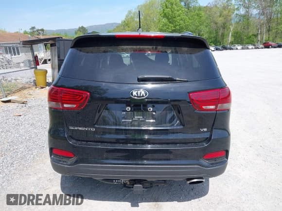 ✅ 2019 Kia Sorento LX • VIN: 5XYPGDA54KG605261 • Lot: 42111576. Listed on IAAI with 114,744 mi. Free auction sales archive from the USA and detailed vehicle history report at DreamBid. Image 16.