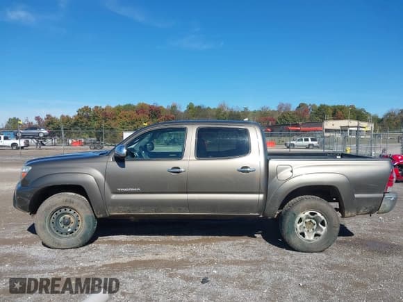 ✅ 2014 Toyota Tacoma • VIN: 5TFLU4ENXEX107441 • Lot: 43569911. Listed on IAAI with 183,301 mi. Free auction sales archive from the USA and detailed vehicle history report at DreamBid. Image 14.