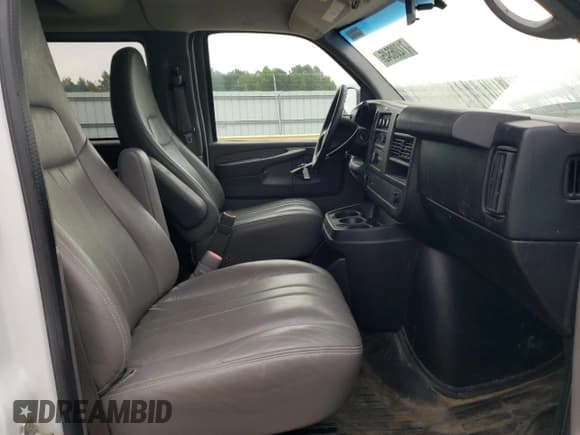 ✅ 2012 GMC Savana • VIN: 1GJW7PFG4C1200924 • Lot: 71206545. Wystawiony na Copart z przebiegiem 126 625 mil. Bezpłatny archiwum sprzedaży aukcyjnych z USA i szczegółowy raport historii pojazdu na DreamBid. Zdjęcie 5.