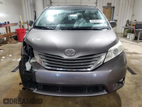 ✅ 2011 Toyota Sienna XLE AAS • VIN: 5TDYK3DC8BS172652 • Лот: 44549145. Опубликован ранее на Copart с пробегом 132 827 миль. Бесплатный доступ к архиву аукционных продаж из США и подробный отчёт об истории автомобиля на DreamBid. Изображение 5.