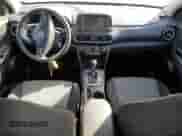 2019 Hyundai Kona SE z VIN KM8K12AA7KU272822, wystawiony jako Copart lot #44000563 z przebiegiem 45 853 mil mil oraz . Historia ofert i sprzedaży dostępna na DreamBid. Obrazek 8.