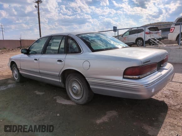 ✅ 1997 Ford Crown Victoria • VIN: 2FALP73W0VX106139 • Лот: 68356905. Опубликован ранее на Copart с пробегом 143 092 миль. Бесплатный доступ к архиву аукционных продаж из США и подробный отчёт об истории автомобиля на DreamBid. Изображение 2.
