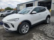 ✅ 2024 Buick Encore GX Preferred • VIN: KL4AMCSL1RB001381 • Lot: 80845475. Wystawiony na Copart z przebiegiem 37 622 mil. Bezpłatny archiwum sprzedaży aukcyjnych z USA i szczegółowy raport historii pojazdu na DreamBid. Zdjęcie 1.