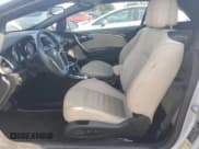 ✅ 2019 Buick Cascada Premium • VIN: W04WH3N56KG300414 • Lot: 68008204. Wystawiony na Copart z przebiegiem 60 427 mil. Bezpłatny archiwum sprzedaży aukcyjnych z USA i szczegółowy raport historii pojazdu na DreamBid. Zdjęcie 7.