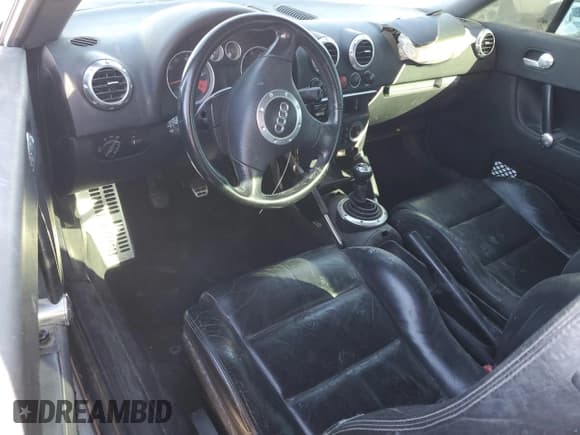 ✅ 2002 Audi TT • VIN: TRUWC28N521038985 • Lot: 82837794. Wystawiony na Copart z przebiegiem 209 776 mil. Bezpłatny archiwum sprzedaży aukcyjnych z USA i szczegółowy raport historii pojazdu na DreamBid. Zdjęcie 8.