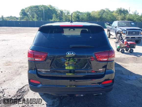 ✅ 2019 Kia Sorento LX • VIN: 5XYPG4A30KG508413 • Lot: 43311743. Listed on IAAI with 102,859 mi. Free auction sales archive from the USA and detailed vehicle history report at DreamBid. Image 17.