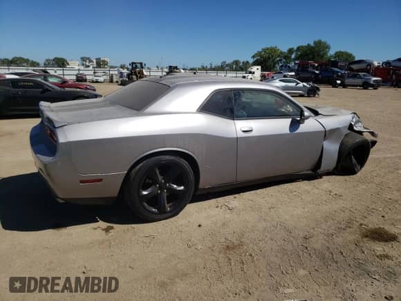 2013 Dodge Challenger SXT z VIN 2C3CDYAGXDH612465, wystawiony jako Copart lot #70135804 z przebiegiem 116 793 mil mil oraz Szkoda całkowita • Salvage title. Historia ofert i sprzedaży dostępna na DreamBid. Obrazek 3.