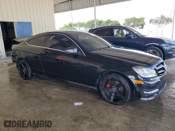 ✅ 2013 Mercedes-Benz C 250 • VIN: WDDGJ4HB9DG097923 • Lot: 93489825. Wystawiony na Copart z przebiegiem 136 056 mil. Bezpłatny archiwum sprzedaży aukcyjnych z USA i szczegółowy raport historii pojazdu na DreamBid. Zdjęcie 4.