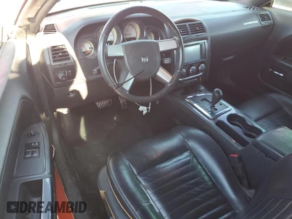 ✅ 2010 Dodge Challenger R/T Classic • VIN: 2B3CJ5DTXAH238383 • Lot: 41519345. Wystawiony na Copart z przebiegiem 216 607 mil. Bezpłatny archiwum sprzedaży aukcyjnych z USA i szczegółowy raport historii pojazdu na DreamBid. Zdjęcie 8.