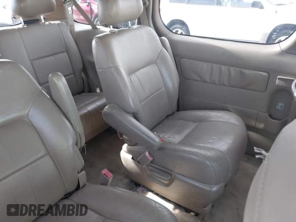✅ 2000 Toyota Sienna LE • VIN: 4T3ZF13C2YU206090 • Lot: 43654135. Listed on IAAI with 262,195 mi. Free auction sales archive from the USA and detailed vehicle history report at DreamBid. Image 8.