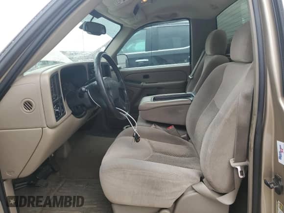 2004 Chevrolet Silverado 1500 LS z VIN 1GCEC14V94Z186793, wystawiony jako Copart lot #83448234 z przebiegiem 176 573 mil mil oraz Czysty tytuł • Clean title. Historia ofert i sprzedaży dostępna na DreamBid. Obrazek 7.