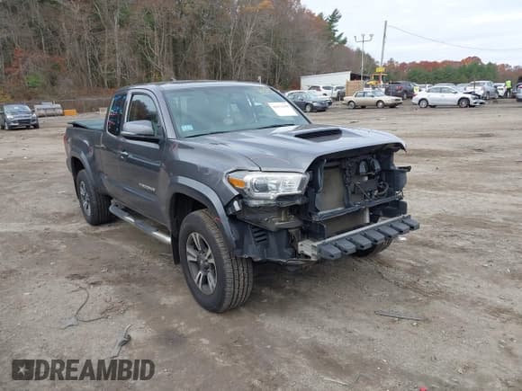 ✅ 2017 Toyota Tacoma SR5 • VIN: 5TFSZ5AN6HX055223 • Лот: 43671159. Опубликован ранее на IAAI с пробегом 210 062 миль. Бесплатный доступ к архиву аукционных продаж из США и подробный отчёт об истории автомобиля на DreamBid. Изображение 1.