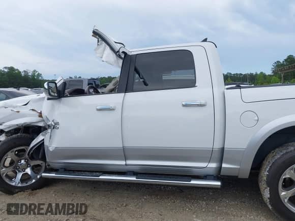 2017 Ram 1500 Laramie z VIN 1C6RR6NTXHS744604, wystawiony jako IAAI lot #42188107 z przebiegiem 234 088 mil mil oraz . Historia ofert i sprzedaży dostępna na DreamBid. Obrazek 13.