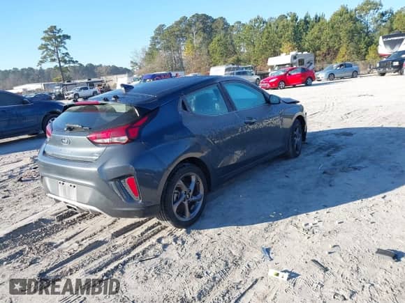 2021 Hyundai Veloster 2.0 z VIN KMHTG6AF3MU032658, wystawiony jako IAAI lot #41356076 z przebiegiem 70 881 mil mil oraz . Historia ofert i sprzedaży dostępna na DreamBid. Obrazek 4.