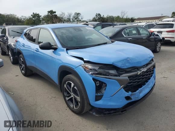 2024 Chevrolet Trax 1RS with VIN KL77LGE28RC081122, listed as a Copart auction lot 84595815 with 24,708 mi miles and Salvage title. Bid and sale history available at DreamBid. Image 4.