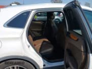 ✅ 2015 Lincoln MKC • VIN: 5LMTJ2AH3FUJ20590 • Lot: 42986142. Wystawiony na IAAI z przebiegiem 156 820 mil. Bezpłatny archiwum sprzedaży aukcyjnych z USA i szczegółowy raport historii pojazdu na DreamBid. Zdjęcie 8.