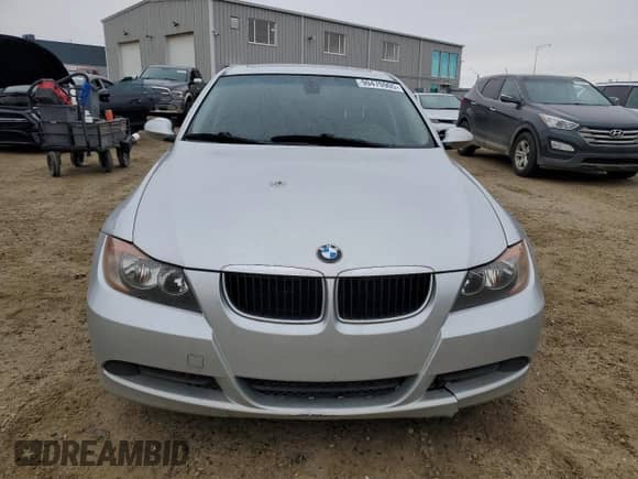 2006 BMW 3 Series z VIN WBAVB53506KW28882, wystawiony jako Copart lot #90470905 z przebiegiem 240 656 mil mil oraz Czysty tytuł • Clean title. Historia ofert i sprzedaży dostępna na DreamBid. Obrazek 5.