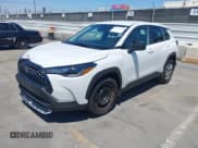 ✅ 2025 Toyota Corolla Cross L • VIN: 7MUAAAAG2SV132377 • Lot: 42864709. Wystawiony na IAAI z przebiegiem 7 286 mil. Bezpłatny archiwum sprzedaży aukcyjnych z USA i szczegółowy raport historii pojazdu na DreamBid. Zdjęcie 2.