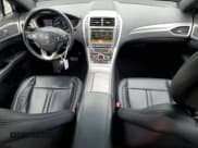 ✅ 2018 Lincoln MKZ Hybrid Premiere • VIN: 3LN6L5KU5JR618555 • Lot: 56210985. Wystawiony na Copart z przebiegiem 136 148 mil. Bezpłatny archiwum sprzedaży aukcyjnych z USA i szczegółowy raport historii pojazdu na DreamBid. Zdjęcie 8.