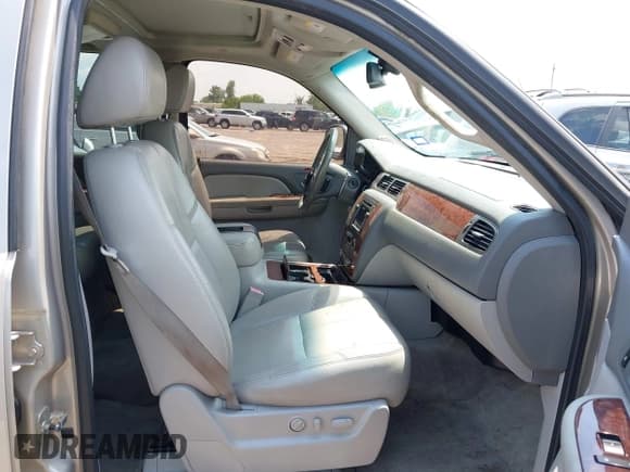 ✅ 2007 Chevrolet Suburban LTZ • VIN: 3GNFC16J77G318878 • Lot: 43017811. Listed on IAAI with 293,693 mi. Free auction sales archive from the USA and detailed vehicle history report at DreamBid. Image 5.