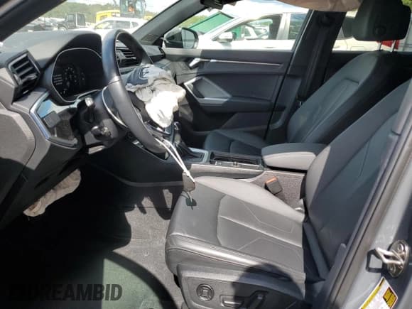 ✅ 2022 Audi Q3 Premium • VIN: WA1AUCF39N1048278 • Lot: 70220635. Wystawiony na Copart z przebiegiem 18 346 mil. Bezpłatny archiwum sprzedaży aukcyjnych z USA i szczegółowy raport historii pojazdu na DreamBid. Zdjęcie 7.