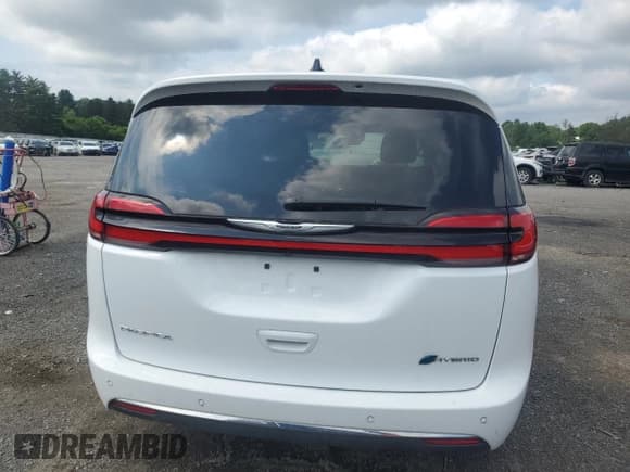 ✅ 2024 Chrysler Pacifica Hybrid Select • VIN: 2C4RC1S71RR121699 • Lot: 63947145. Wystawiony na Copart z przebiegiem 7 237 mil. Bezpłatny archiwum sprzedaży aukcyjnych z USA i szczegółowy raport historii pojazdu na DreamBid. Zdjęcie 6.