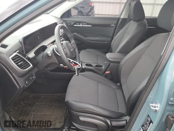 ✅ 2024 Kia Seltos S • VIN: KNDEUCAA0R7637610 • Lot: 65571175. Wystawiony na Copart z przebiegiem 18 576 mil. Bezpłatny archiwum sprzedaży aukcyjnych z USA i szczegółowy raport historii pojazdu na DreamBid. Zdjęcie 7.