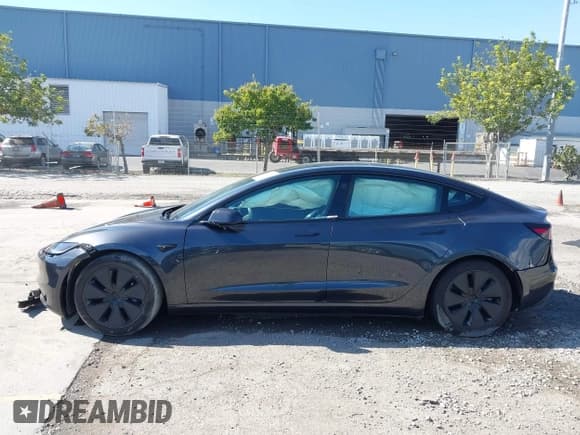 ✅ 2024 Tesla Model 3 • VIN: 5YJ3E1EA1RF740726 • Lot: 43472506. Wystawiony na IAAI z przebiegiem 10 963 mil. Bezpłatny archiwum sprzedaży aukcyjnych z USA i szczegółowy raport historii pojazdu na DreamBid. Zdjęcie 14.