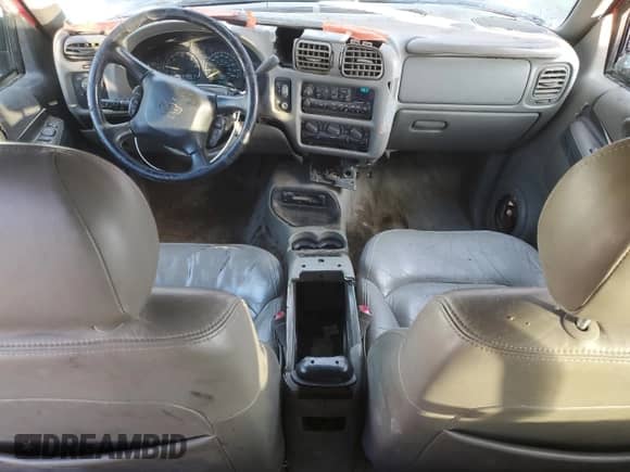 2000 Chevrolet Blazer LT z VIN 1GNCS13W0Y2279860, wystawiony jako Copart lot #85297234 z przebiegiem 192 927 mil mil oraz Szkoda całkowita • Salvage title. Historia ofert i sprzedaży dostępna na DreamBid. Obrazek 8.