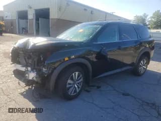 ✅ 2024 Nissan Pathfinder SL • VIN: 5N1DR3CC8RC272690 • Lot: 70953925. Wystawiony na Copart z przebiegiem 23 989 mil. Bezpłatny archiwum sprzedaży aukcyjnych z USA i szczegółowy raport historii pojazdu na DreamBid. Zdjęcie 1.