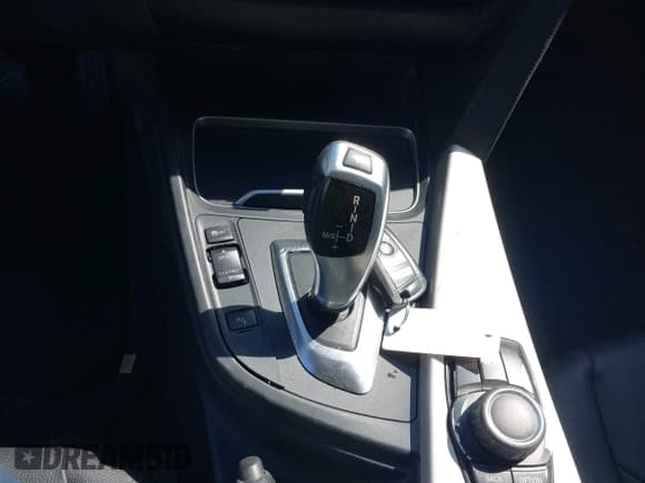 ✅ 2016 BMW 3 Series 320i • VIN: WBA8E1G53GNT35582 • Lot: 43359201. Wystawiony na IAAI z przebiegiem 91 126 mil. Bezpłatny archiwum sprzedaży aukcyjnych z USA i szczegółowy raport historii pojazdu na DreamBid. Zdjęcie 11.