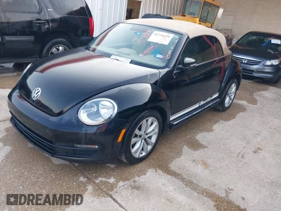 ✅ 2015 Volkswagen Beetle • VIN: 3VW5A7AT9FM816017 • Lot: 42731639. Wystawiony na IAAI z przebiegiem Nie podano. Bezpłatny archiwum sprzedaży aukcyjnych z USA i szczegółowy raport historii pojazdu na DreamBid. Zdjęcie 2.