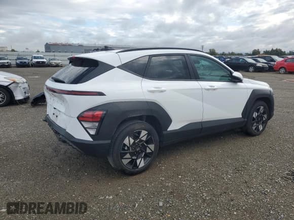 ✅ 2024 Hyundai Kona SEL • VIN: KM8HC3AB9RU087393 • Лот: 82178025. Опубликован ранее на Copart с пробегом 14 394 миль. Бесплатный доступ к архиву аукционных продаж из США и подробный отчёт об истории автомобиля на DreamBid. Изображение 3.