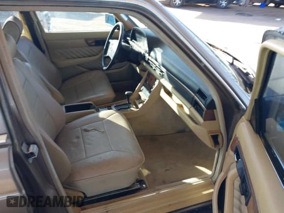 ✅ 1990 Mercedes-Benz 560 • VIN: WDBCA39E7LA505668 • Лот: 41473380. Опубликован ранее на IAAI с пробегом 159 716 миль. Бесплатный доступ к архиву аукционных продаж из США и подробный отчёт об истории автомобиля на DreamBid. Изображение 5.