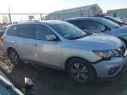 ✅ 2017 Nissan Pathfinder SL • VIN: 5N1DR2MM1HC674079 • Lot: 43591314. Wystawiony na IAAI z przebiegiem 146 309 mil. Bezpłatny archiwum sprzedaży aukcyjnych z USA i szczegółowy raport historii pojazdu na DreamBid. Zdjęcie 13.