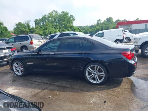 ✅ 2015 BMW 7 Series 750i • VIN: WBAYA8C52FG197627 • Lot: 42369384. Listed on IAAI with 111,358 mi. Free auction sales archive from the USA and detailed vehicle history report at DreamBid. Image 14.