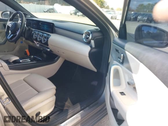 ✅ 2020 Mercedes-Benz A 220 • VIN: WDD3G4EBXLW038045 • Lot: 43895082. Wystawiony na IAAI z przebiegiem 104 897 mil. Bezpłatny archiwum sprzedaży aukcyjnych z USA i szczegółowy raport historii pojazdu na DreamBid. Zdjęcie 5.