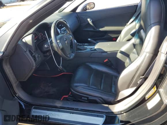 2010 Chevrolet Corvette 1LT z VIN 1G1YE2DW5A5101384, wystawiony jako Copart lot #81388913 z przebiegiem 25 269 mil mil oraz Szkoda całkowita • Salvage title. Historia ofert i sprzedaży dostępna na DreamBid. Obrazek 7.