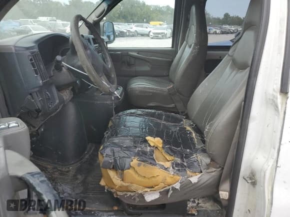 ✅ 2005 GMC Savana Cargo • VIN: 1GTFG15X651178241 • Лот: 69802404. Опубликован ранее на Copart с пробегом 244 854 миль. Бесплатный доступ к архиву аукционных продаж из США и подробный отчёт об истории автомобиля на DreamBid. Изображение 7.