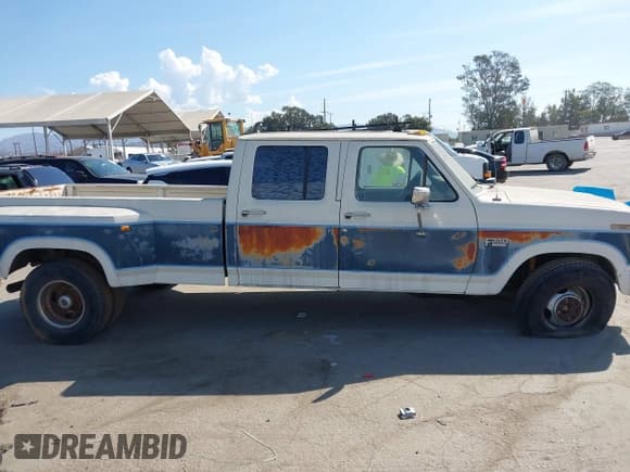 ✅ 1986 Ford F-350 • VIN: 2FTJW35L0GCA11655 • Lot: 43236194. Wystawiony na IAAI z przebiegiem 58 931 mil. Bezpłatny archiwum sprzedaży aukcyjnych z USA i szczegółowy raport historii pojazdu na DreamBid. Zdjęcie 13.