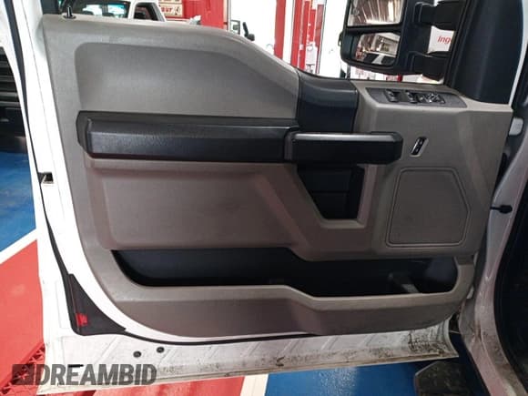 ✅ 2020 Ford F-250 XL • VIN: 1FT7X2BT4LEE50481 • Lot: 42304801. Wystawiony na IAAI z przebiegiem 291 593 mil. Bezpłatny archiwum sprzedaży aukcyjnych z USA i szczegółowy raport historii pojazdu na DreamBid. Zdjęcie 1.