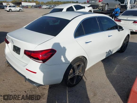 ✅ 2019 Mercedes-Benz A 220 • VIN: WDD3G4EBXKW000510 • Lot: 43684558. Listed on IAAI with 43,647 mi. Free auction sales archive from the USA and detailed vehicle history report at DreamBid. Image 4.