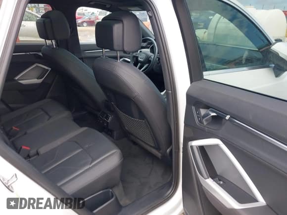 ✅ 2021 Audi Q3 S line Premium • VIN: WA1DECF30M1032463 • Lot: 42654103. Wystawiony na IAAI z przebiegiem 51 669 mil. Bezpłatny archiwum sprzedaży aukcyjnych z USA i szczegółowy raport historii pojazdu na DreamBid. Zdjęcie 8.