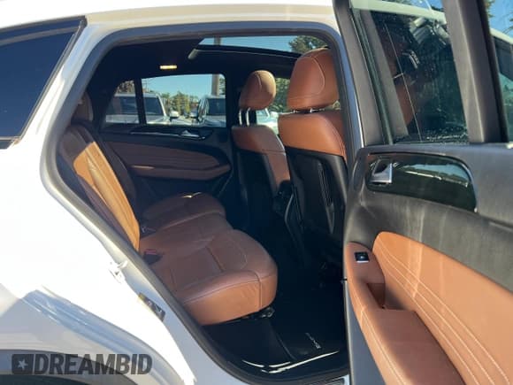 ✅ 2016 Mercedes-Benz GLE 450 AMG • VIN: 4JGED6EB6GA033334 • Lot: 85013075. Wystawiony na Copart z przebiegiem 126 148 mil. Bezpłatny archiwum sprzedaży aukcyjnych z USA i szczegółowy raport historii pojazdu na DreamBid. Zdjęcie 6.