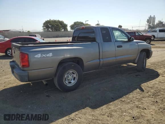 2005 Dodge Dakota ST z VIN 1D7HW22K65S204587, wystawiony jako Copart lot #74038824 z przebiegiem 176 919 mil mil oraz Szkoda całkowita • Salvage title. Historia ofert i sprzedaży dostępna na DreamBid. Obrazek 3.