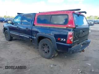 2005 Chevrolet Silverado 1500 LS z VIN 2GCEK13T551396840, wystawiony jako IAAI lot #43411518 z przebiegiem Nie podano mil oraz . Historia ofert i sprzedaży dostępna na DreamBid. Obrazek 3.