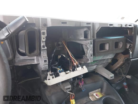 ✅ 2011 Chevrolet Express Cargo • VIN: 1GCWGFCA9B1176457 • Lot: 42871323. Listed on IAAI with 296,406 mi. Free auction sales archive from the USA and detailed vehicle history report at DreamBid. Image 6.